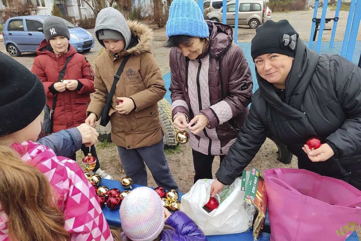 Жители самостоятельно украшали елки На левом берегу Днепра выбирают лучшую «Народную елку» 4