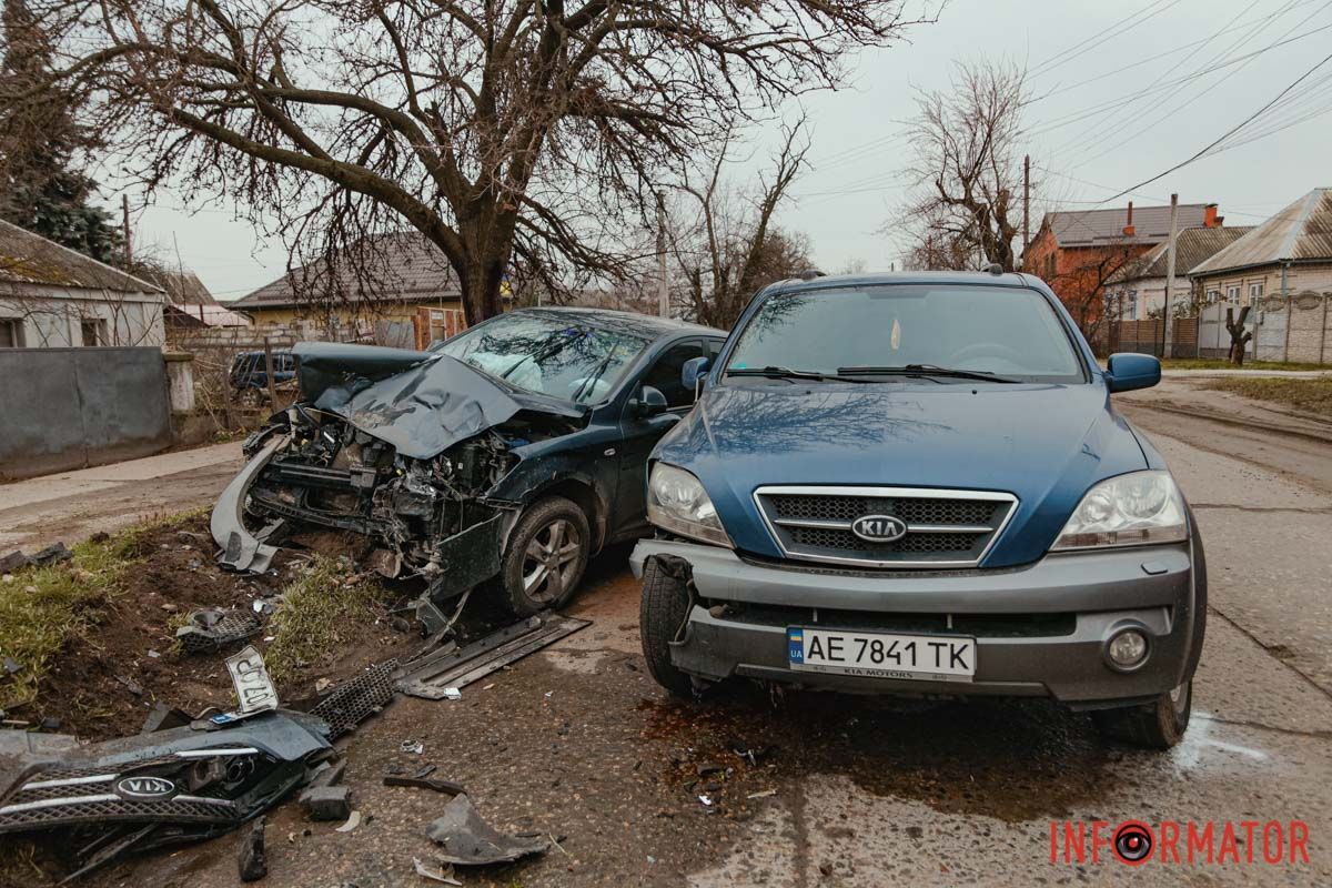 У Дніпрі на Німецькій дорогу не поділили дві Kia: постраждалого забрала «швидка» 6