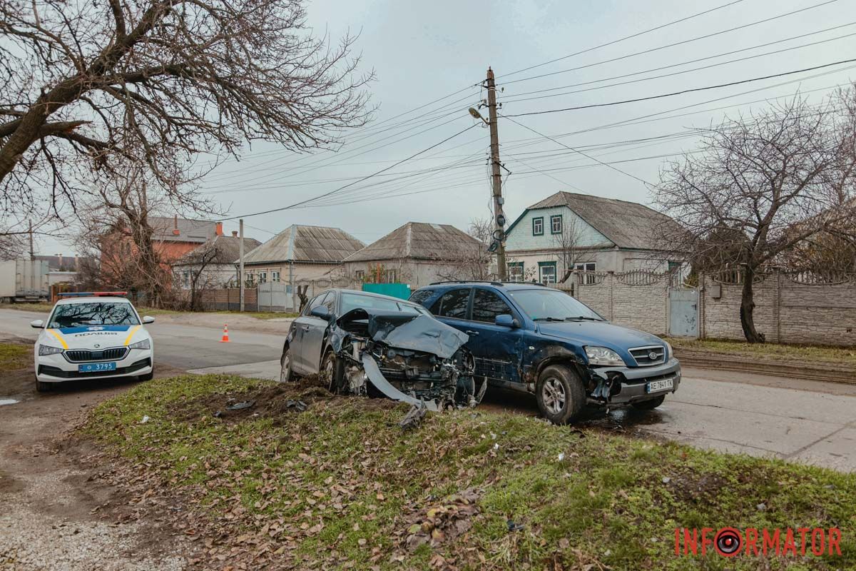 У Дніпрі на Німецькій дорогу не поділили дві Kia: постраждалого забрала «швидка» 8