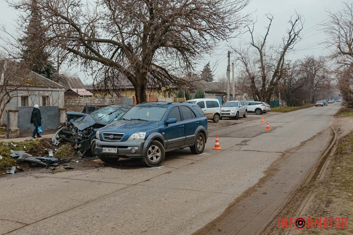 У Дніпрі на Німецькій дорогу не поділили дві Kia: постраждалого забрала «швидка» 10