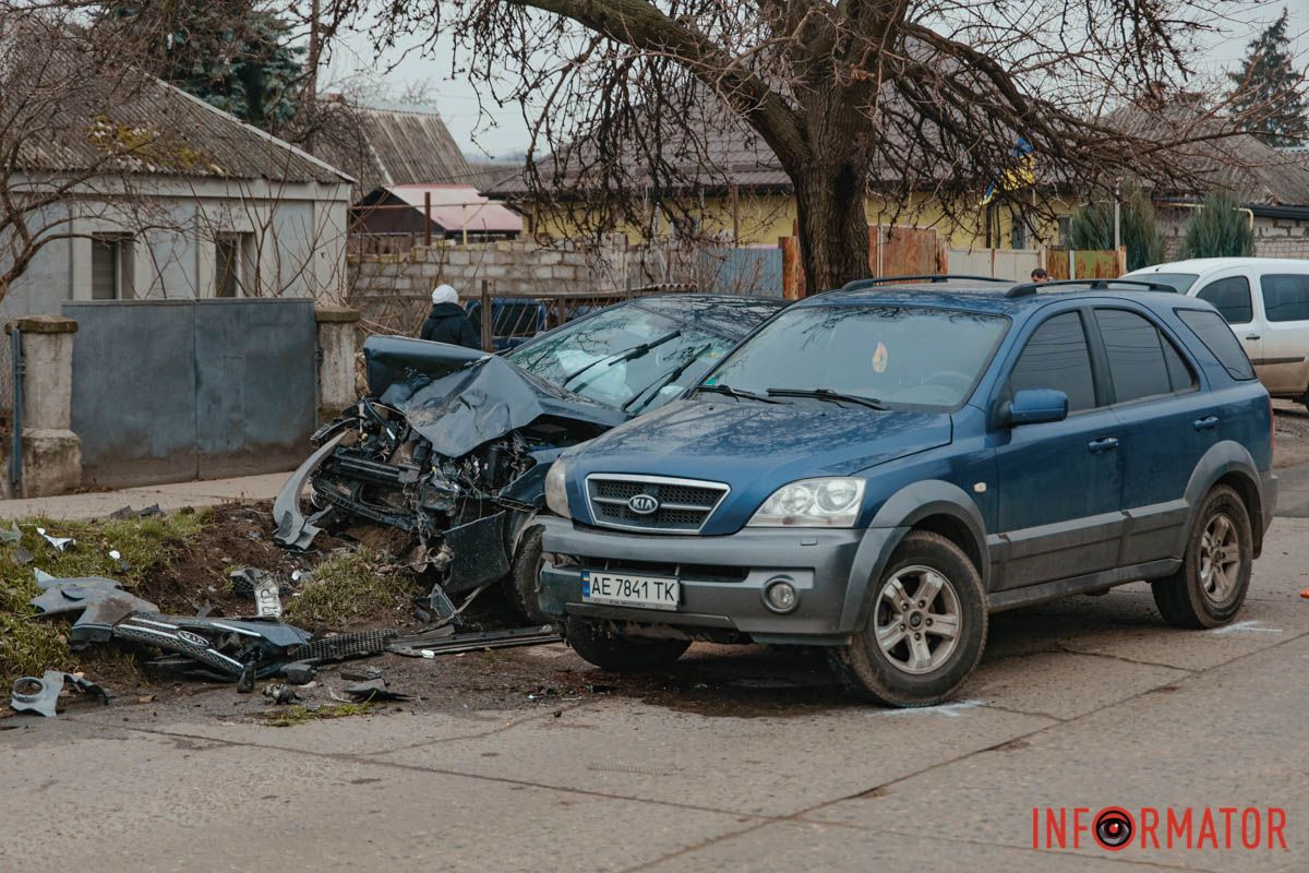 У Дніпрі на Німецькій дорогу не поділили дві Kia: постраждалого забрала «швидка» 2