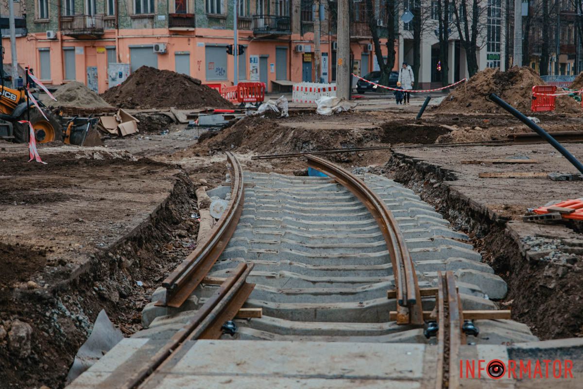 Использование новых электрифицированных стрелок позволит водителям трамваев изменять направление движения без выхода из кабины Обновляют городские коммуникации: в Днепре не успели до конца года завершить ремонт трамвайных путей на проспекте Леси Украинки 15