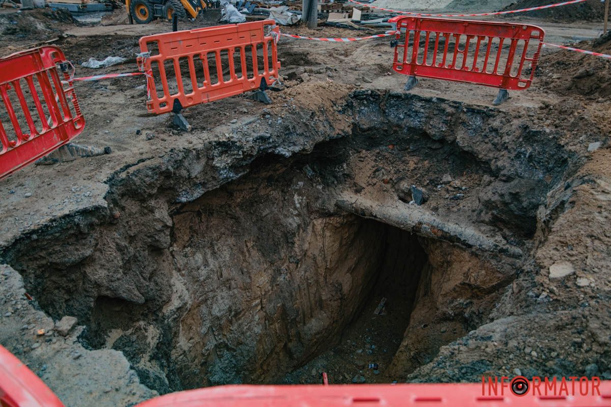 Ограждение Обновляют городские коммуникации: в Днепре не успели до конца года завершить ремонт трамвайных путей на проспекте Леси Украинки 22
