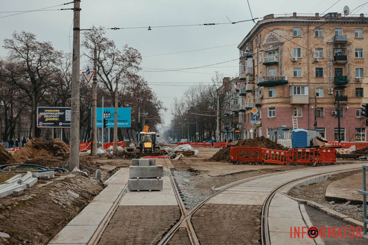 Проложили плитку Обновляют городские коммуникации: в Днепре не успели до конца года завершить ремонт трамвайных путей на проспекте Леси Украинки 20