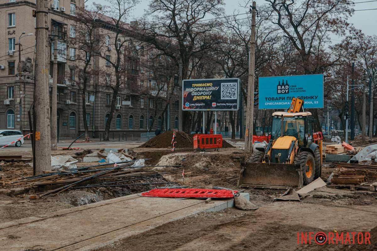 Перекрыли движение Обновляют городские коммуникации: в Днепре не успели до конца года завершить ремонт трамвайных путей на проспекте Леси Украинки 18