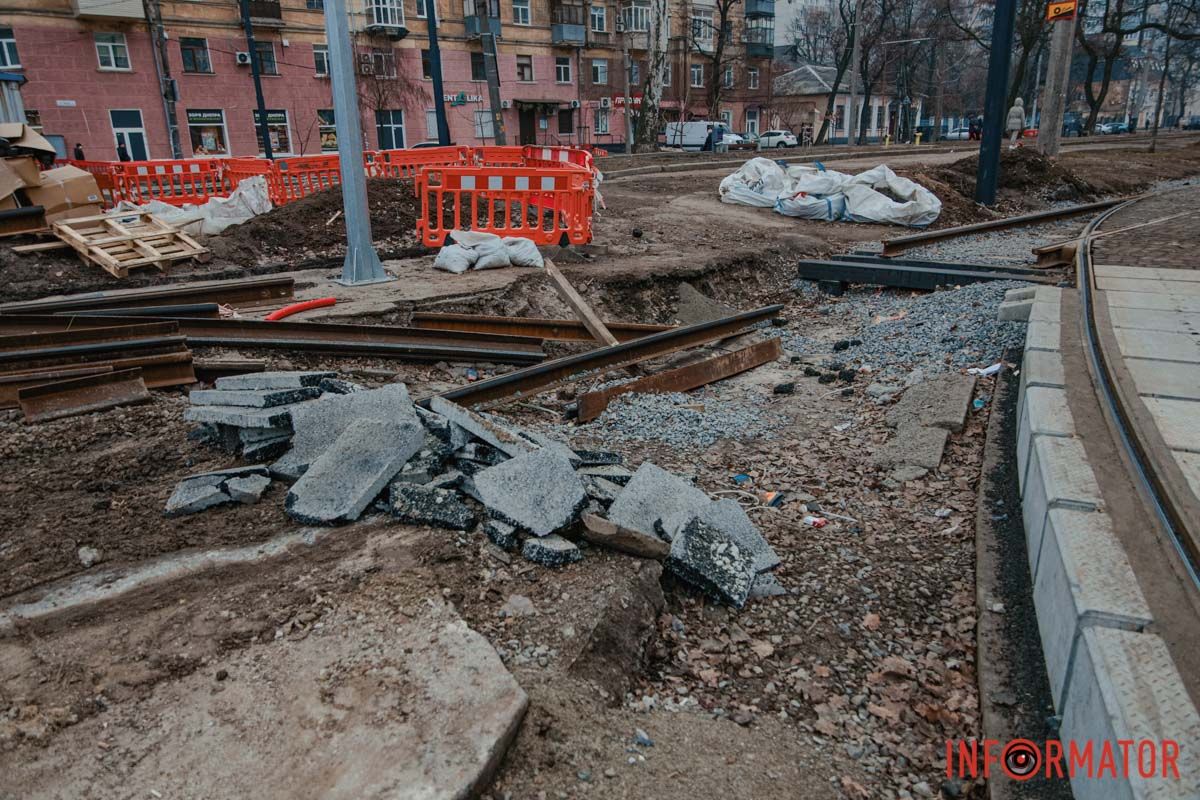 Материал Обновляют городские коммуникации: в Днепре не успели до конца года завершить ремонт трамвайных путей на проспекте Леси Украинки 24