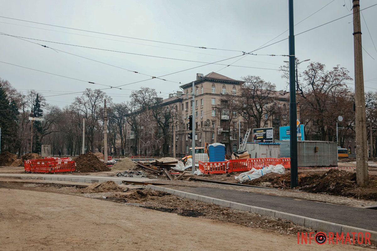 Вид с другого ракурса Обновляют городские коммуникации: в Днепре не успели до конца года завершить ремонт трамвайных путей на проспекте Леси Украинки 26