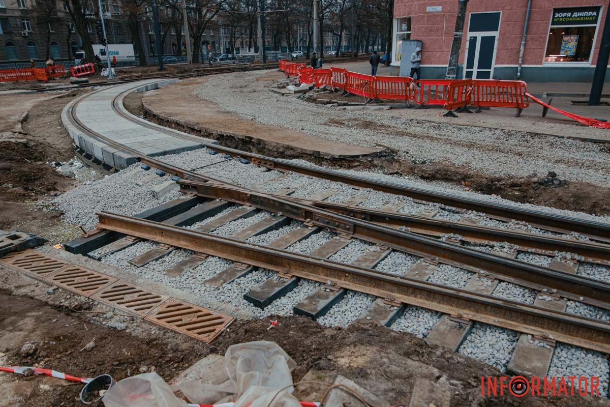 Фото: Денис Чубченко Обновляют городские коммуникации: в Днепре не успели до конца года завершить ремонт трамвайных путей на проспекте Леси Украинки 27
