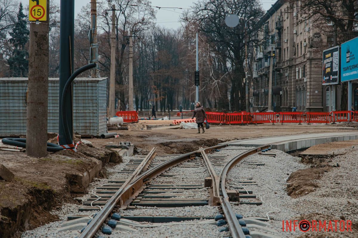 Работы должны были завершить к концу 2024 года Обновляют городские коммуникации: в Днепре не успели до конца года завершить ремонт трамвайных путей на проспекте Леси Украинки 2