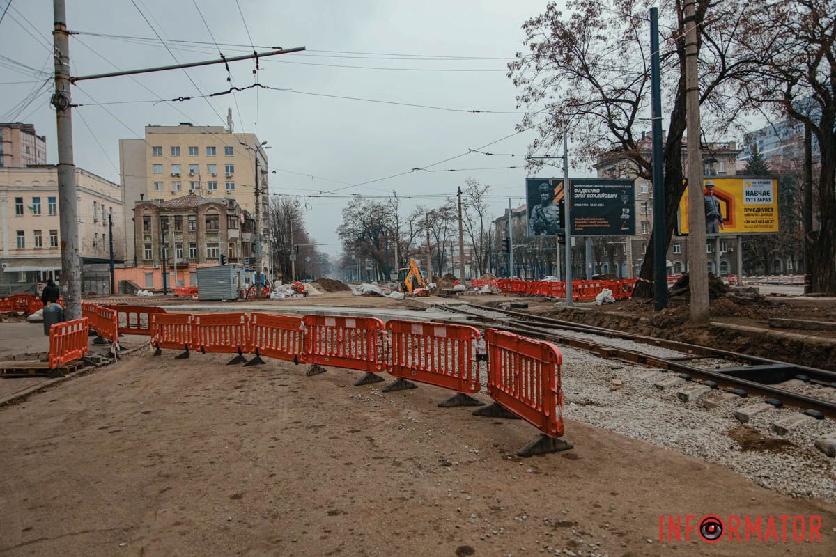 Мол, во избежание дальнейших ремонтов на уже обновленном участке Обновляют городские коммуникации: в Днепре не успели до конца года завершить ремонт трамвайных путей на проспекте Леси Украинки 4