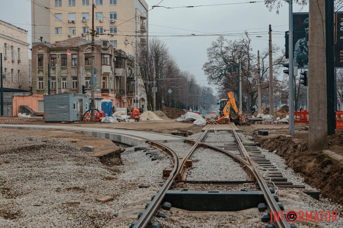 Почти готовы подключить к основному отремонтированному участку Обновляют городские коммуникации: в Днепре не успели до конца года завершить ремонт трамвайных путей на проспекте Леси Украинки 9