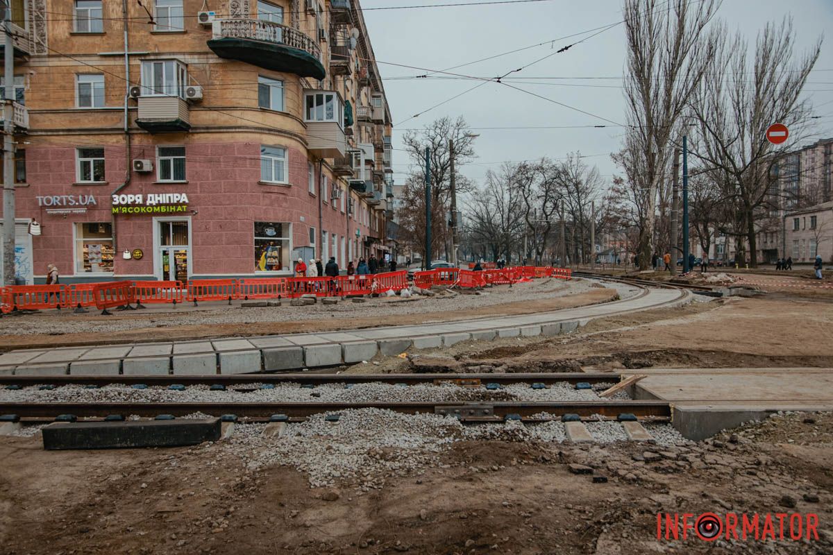 Отмечается, что на локации уже завершили монтаж трамвайного пути Обновляют городские коммуникации: в Днепре не успели до конца года завершить ремонт трамвайных путей на проспекте Леси Украинки 8