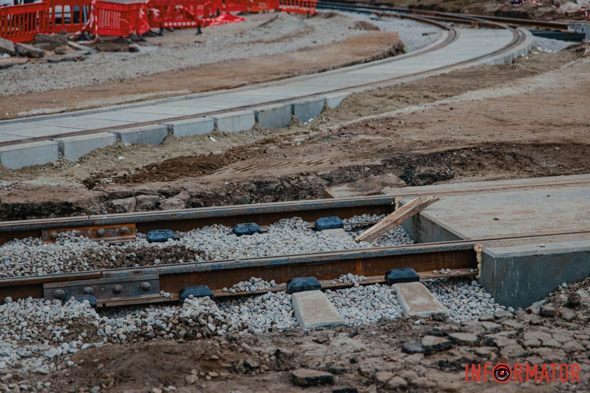 Соответствующие службы уже заменяют все необходимые сети, чтобы обеспечить стабильную эксплуатацию обновленной инфраструктуры в течение 10-15 лет Обновляют городские коммуникации: в Днепре не успели до конца года завершить ремонт трамвайных путей на проспекте Леси Украинки 7