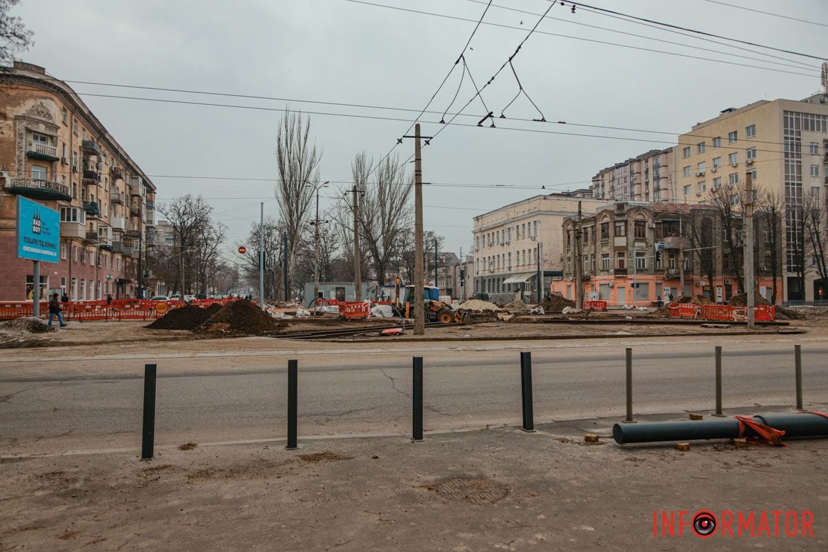 Также обновлено 657 метров контактной сети, установлено 27 современных опор и 6 стрелочных переводов (3 из которых электрифицированы) Обновляют городские коммуникации: в Днепре не успели до конца года завершить ремонт трамвайных путей на проспекте Леси Украинки 14