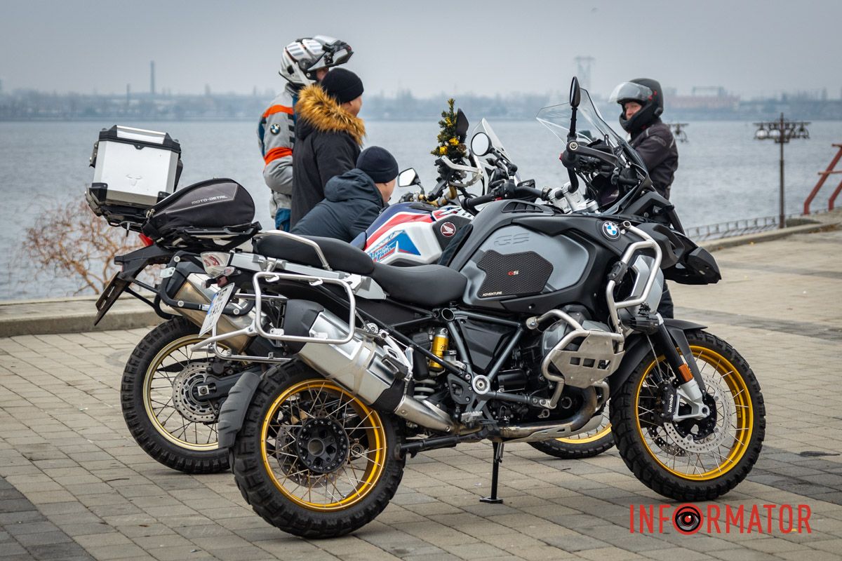 Да, на Фестивальном причале собрались десятки байкеров