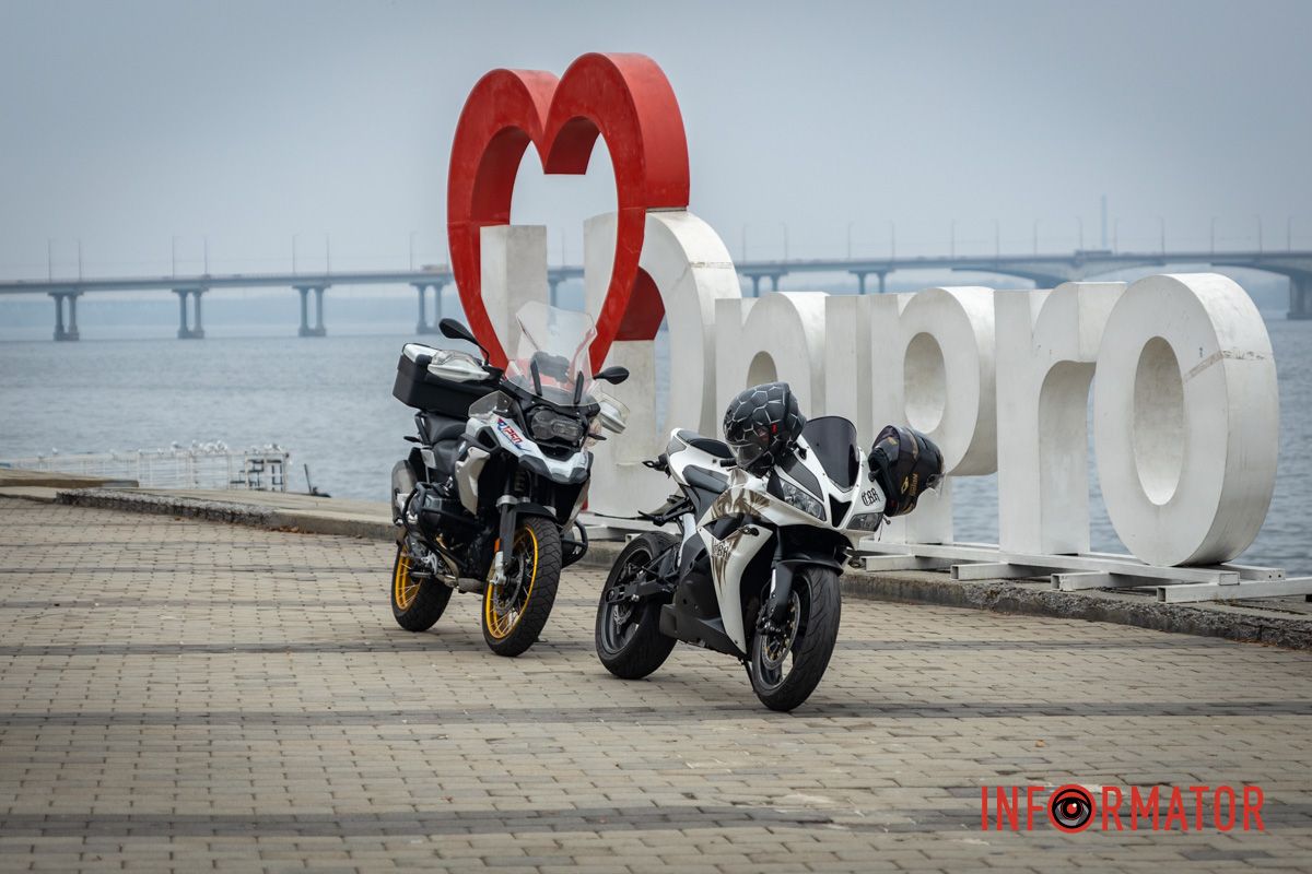 Некоторые украсили свои мотоциклы гирляндами, елочными игрушками и другими праздничными атрибутами