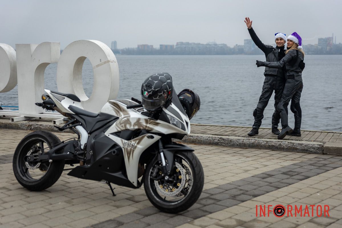 Остальные надели новогодние костюмы: Деда Мороза, Снегурочки и другие