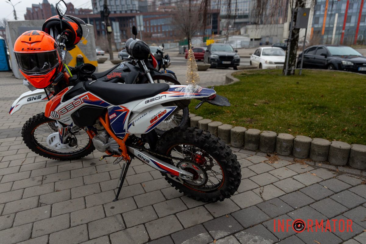 Украшенные байки на фоне новогоднего Днепра