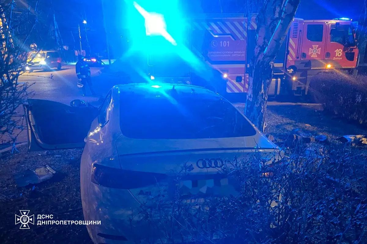 Водійку та пасажирку Skoda затиснуло всередині понівеченого авто