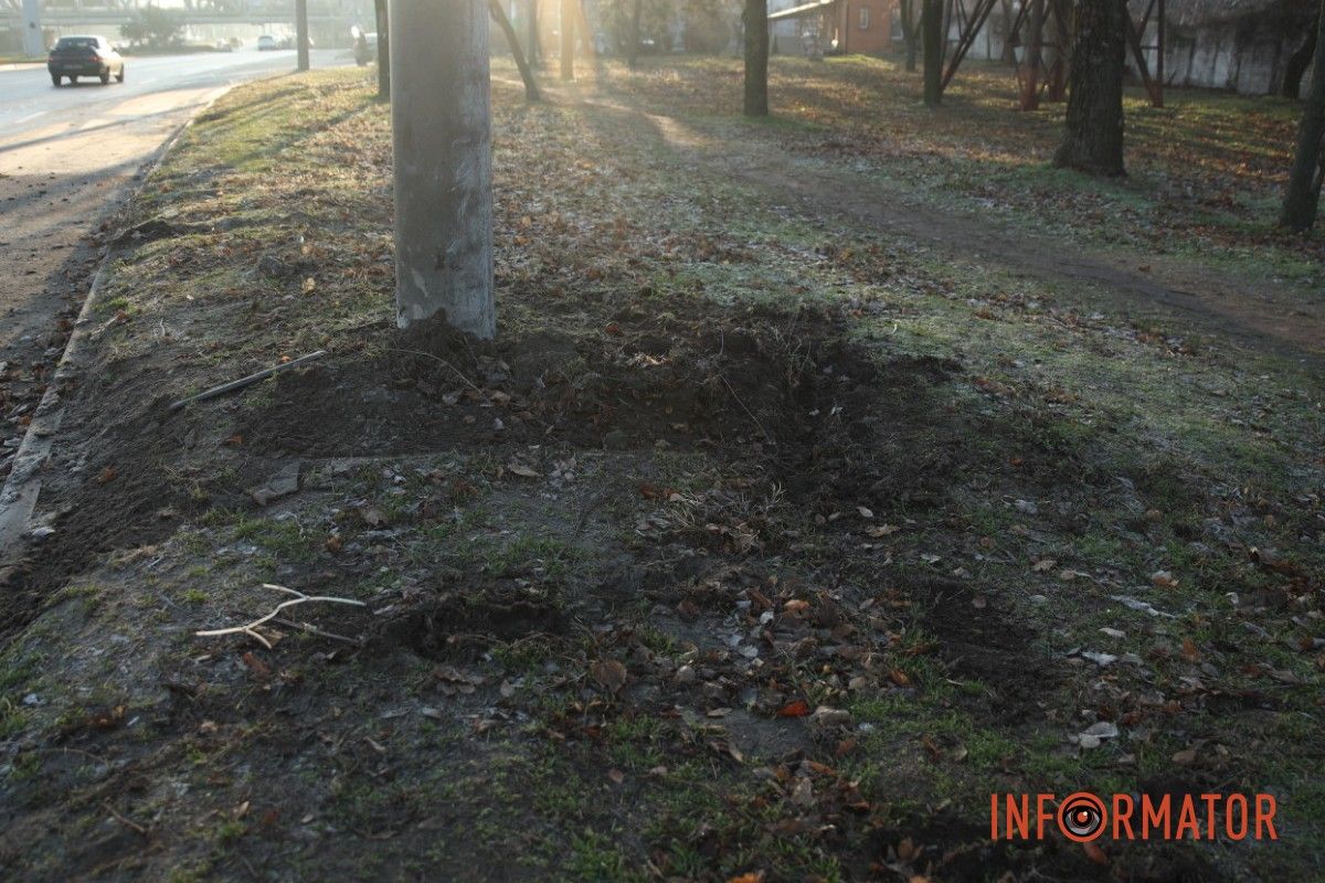 В Днепре на Набережной Заводской столкнулись Geely, BMW и Volkswagen: образовалась пробка, стоит троллейбус №2 1