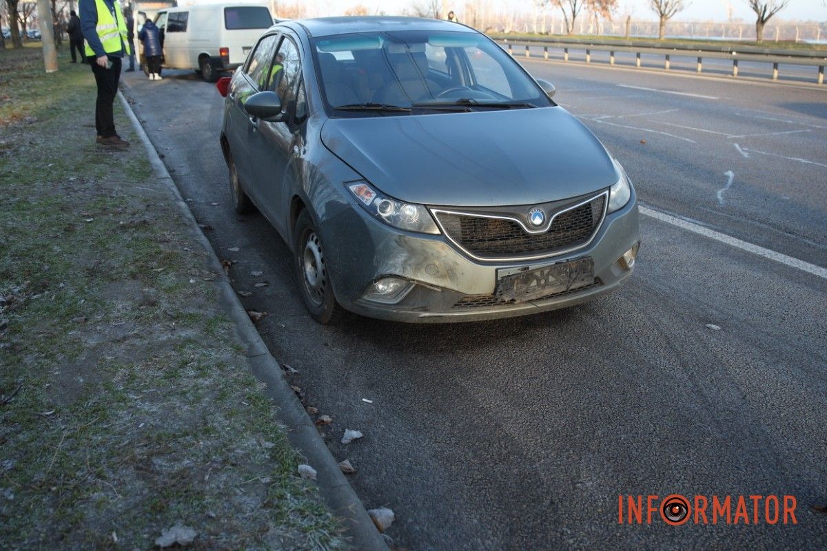 В Днепре на Набережной Заводской столкнулись Geely, BMW и Volkswagen: образовалась пробка, стоит троллейбус №2 2