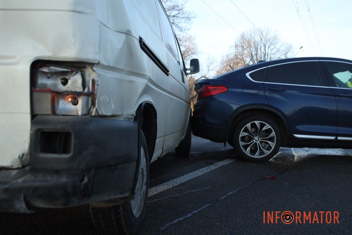 В Днепре на Набережной Заводской столкнулись Geely, BMW и Volkswagen: образовалась пробка, стоит троллейбус №2 4