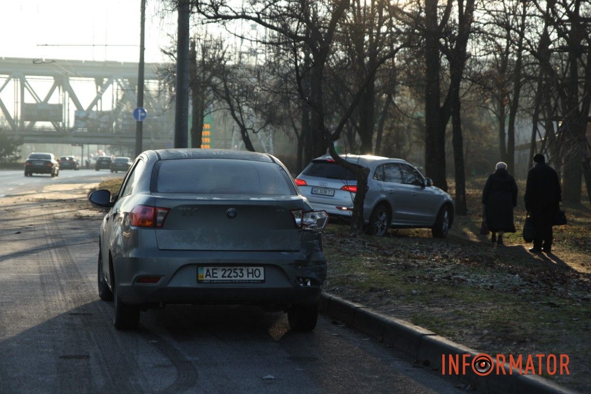 В Днепре на Набережной Заводской столкнулись Geely, BMW и Volkswagen: образовалась пробка, стоит троллейбус №2 5