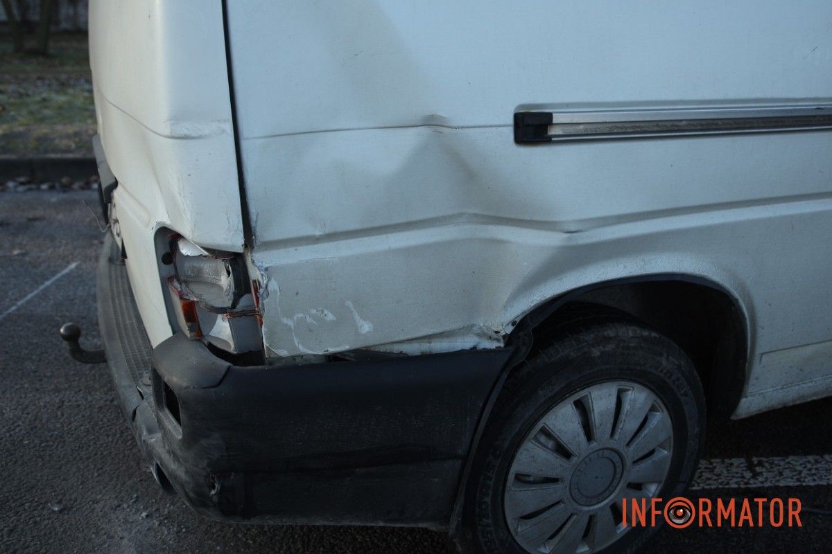 В Днепре на Набережной Заводской столкнулись Geely, BMW и Volkswagen: образовалась пробка, стоит троллейбус №2 6