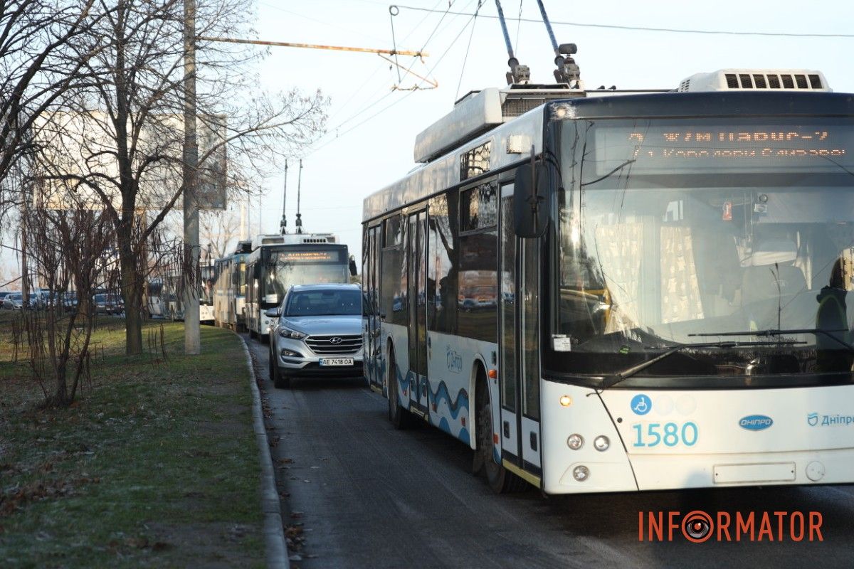 В Днепре на Набережной Заводской столкнулись Geely, BMW и Volkswagen: образовалась пробка, стоит троллейбус №2 7