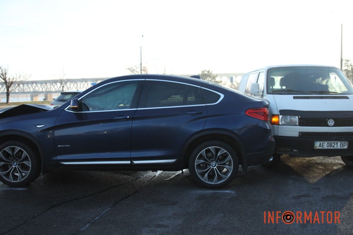 В Днепре на Набережной Заводской столкнулись Geely, BMW и Volkswagen: образовалась пробка, стоит троллейбус №2 8