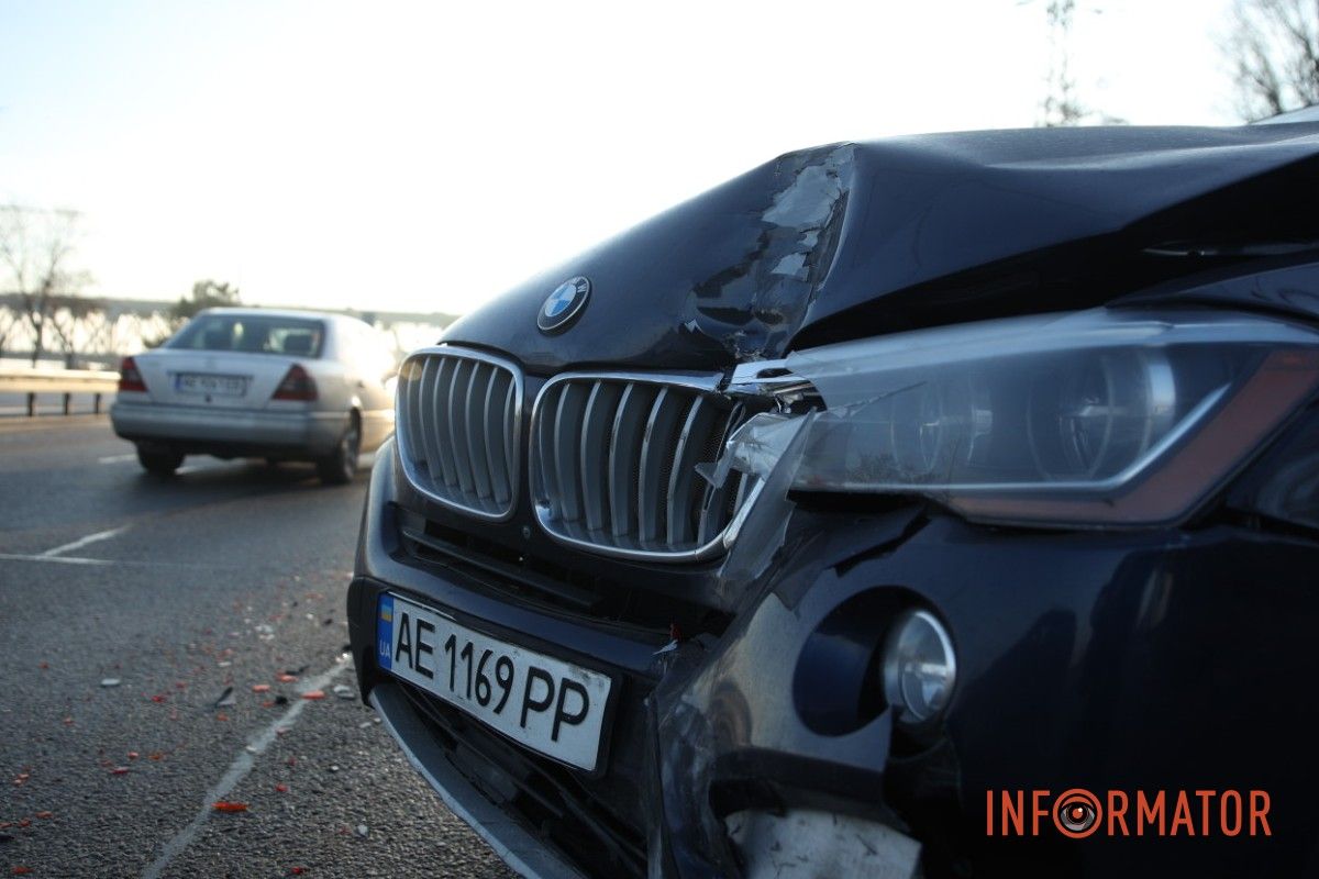 В Днепре на Набережной Заводской столкнулись Geely, BMW и Volkswagen: образовалась пробка, стоит троллейбус №2 9