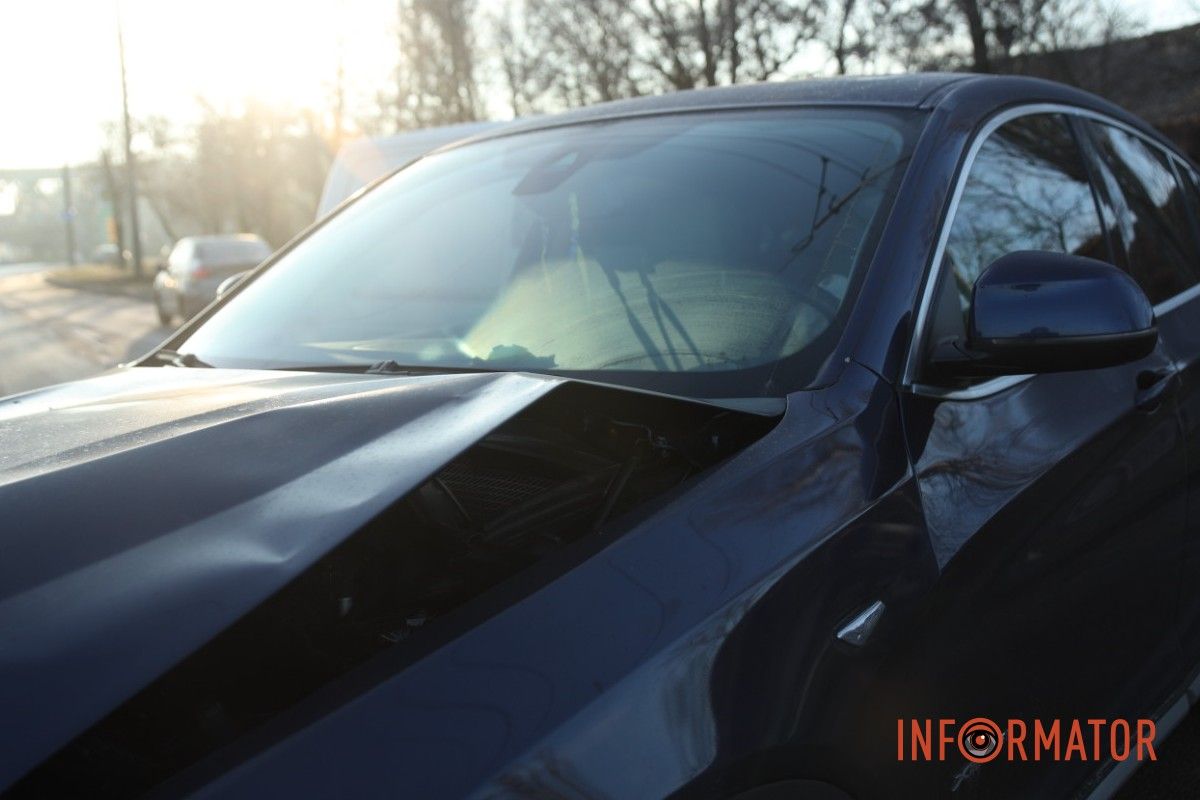 В Днепре на Набережной Заводской столкнулись Geely, BMW и Volkswagen: образовалась пробка, стоит троллейбус №2 10