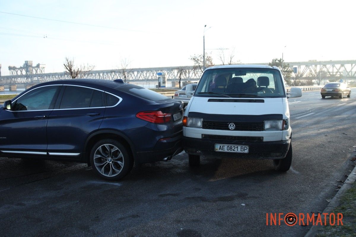 В Днепре на Набережной Заводской столкнулись Geely, BMW и Volkswagen: образовалась пробка, стоит троллейбус №2 11