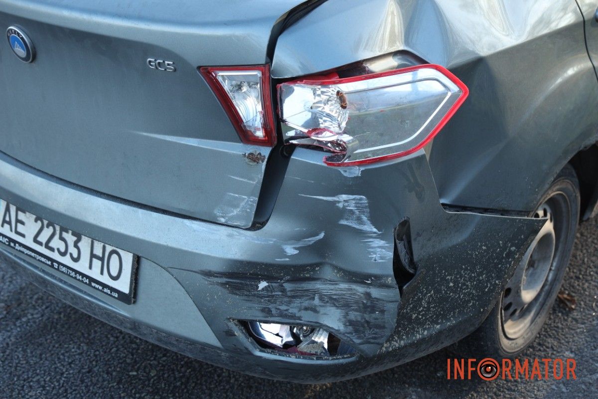 В Днепре на Набережной Заводской столкнулись Geely, BMW и Volkswagen: образовалась пробка, стоит троллейбус №2 12