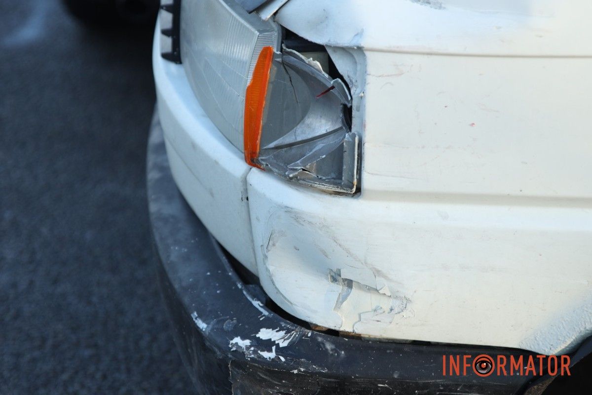 В Днепре на Набережной Заводской столкнулись Geely, BMW и Volkswagen: образовалась пробка, стоит троллейбус №2 13