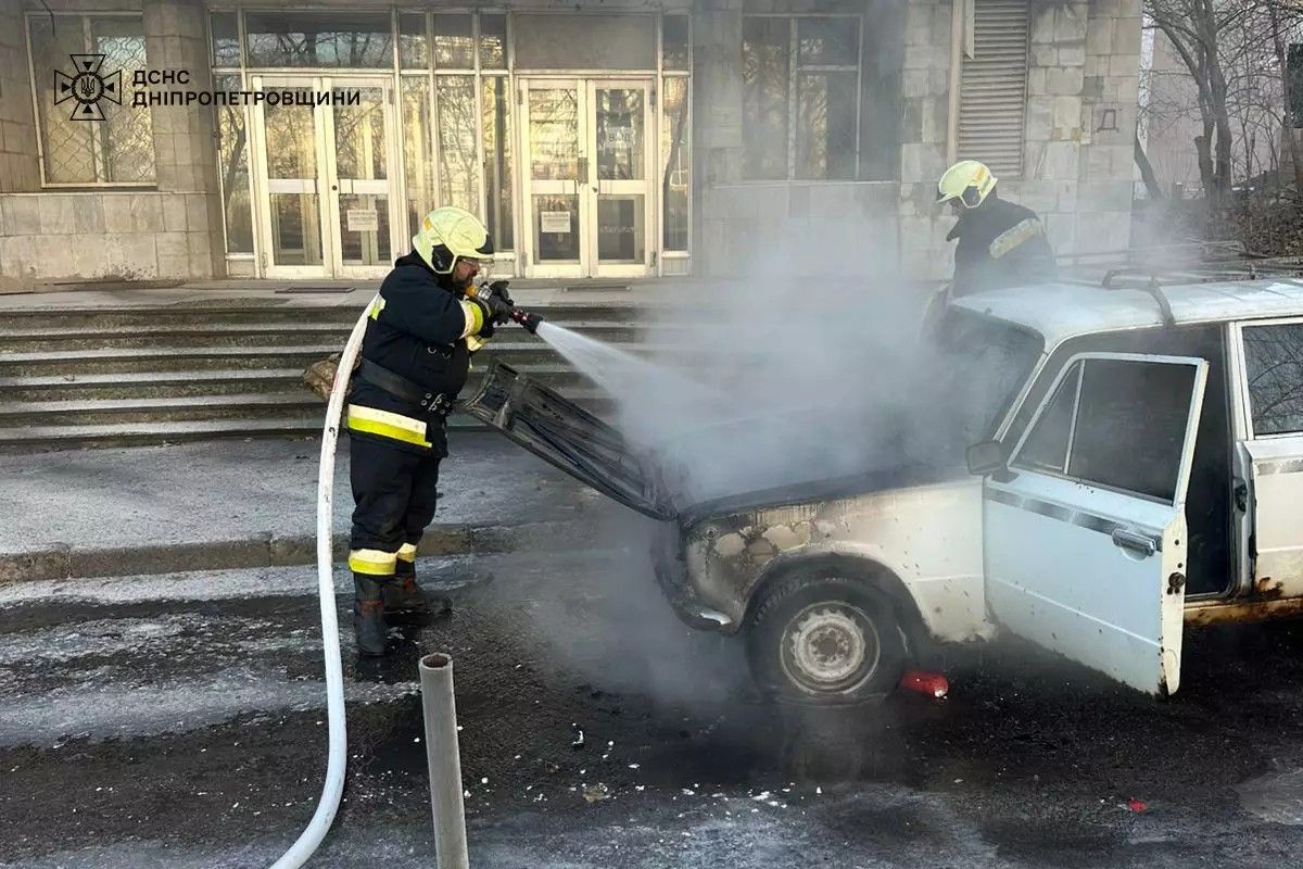 На Симферопольской в Днепре пылал ВАЗ На Симферопольской в Днепре пылал ВАЗ