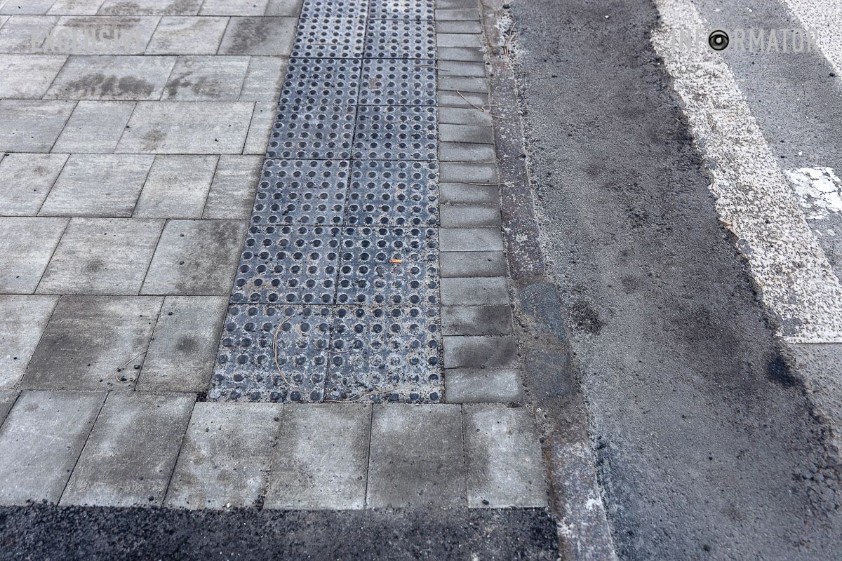 В центре Днепра снизили пешеходные переходы и расширили тротуар 12