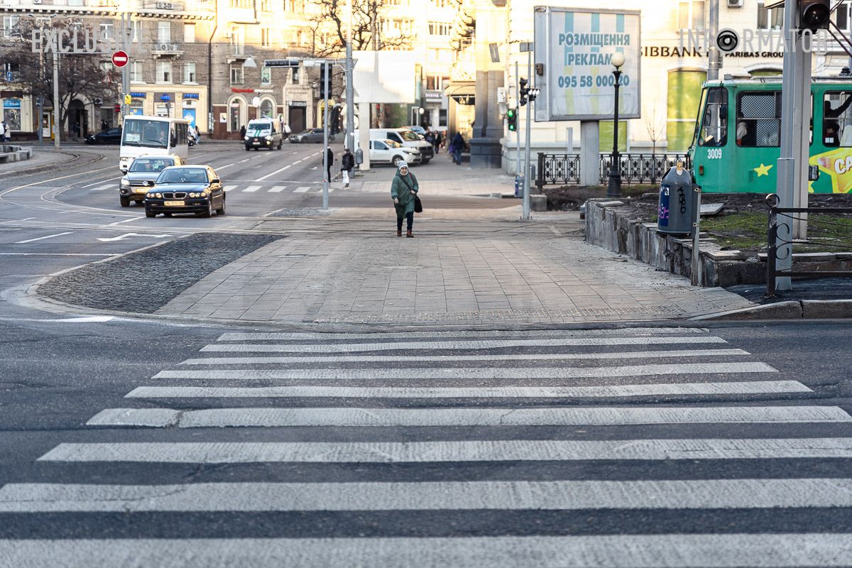 В центре Днепра снизили пешеходные переходы и расширили тротуар 10
