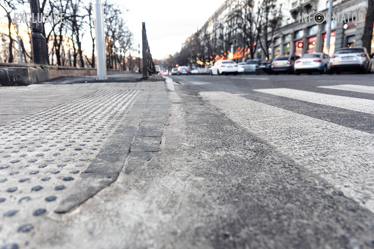 В центре Днепра снизили пешеходные переходы и расширили тротуар 5
