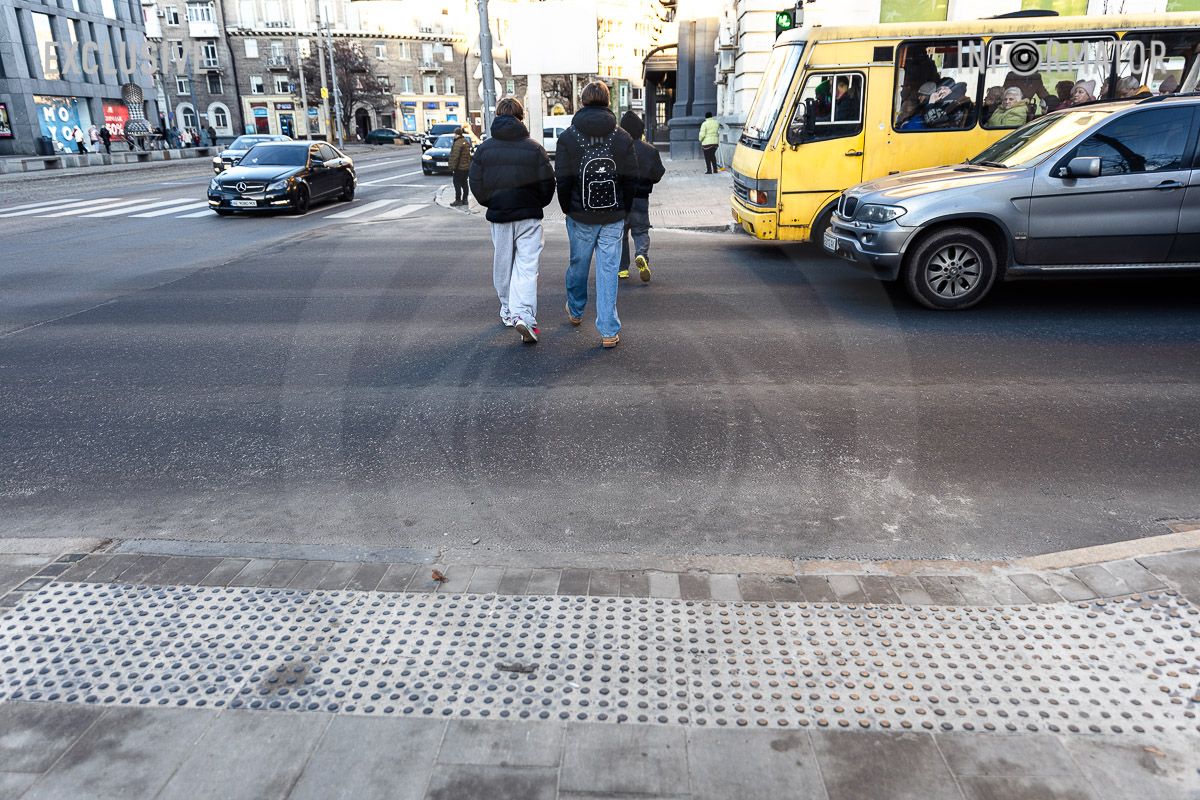 В центре Днепра снизили пешеходные переходы и расширили тротуар 3