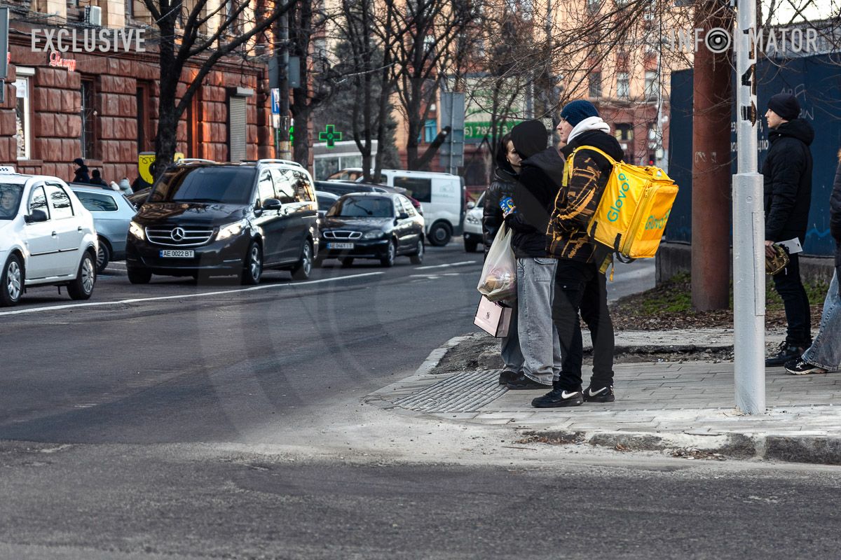 В центре Днепра снизили пешеходные переходы и расширили тротуар 1
