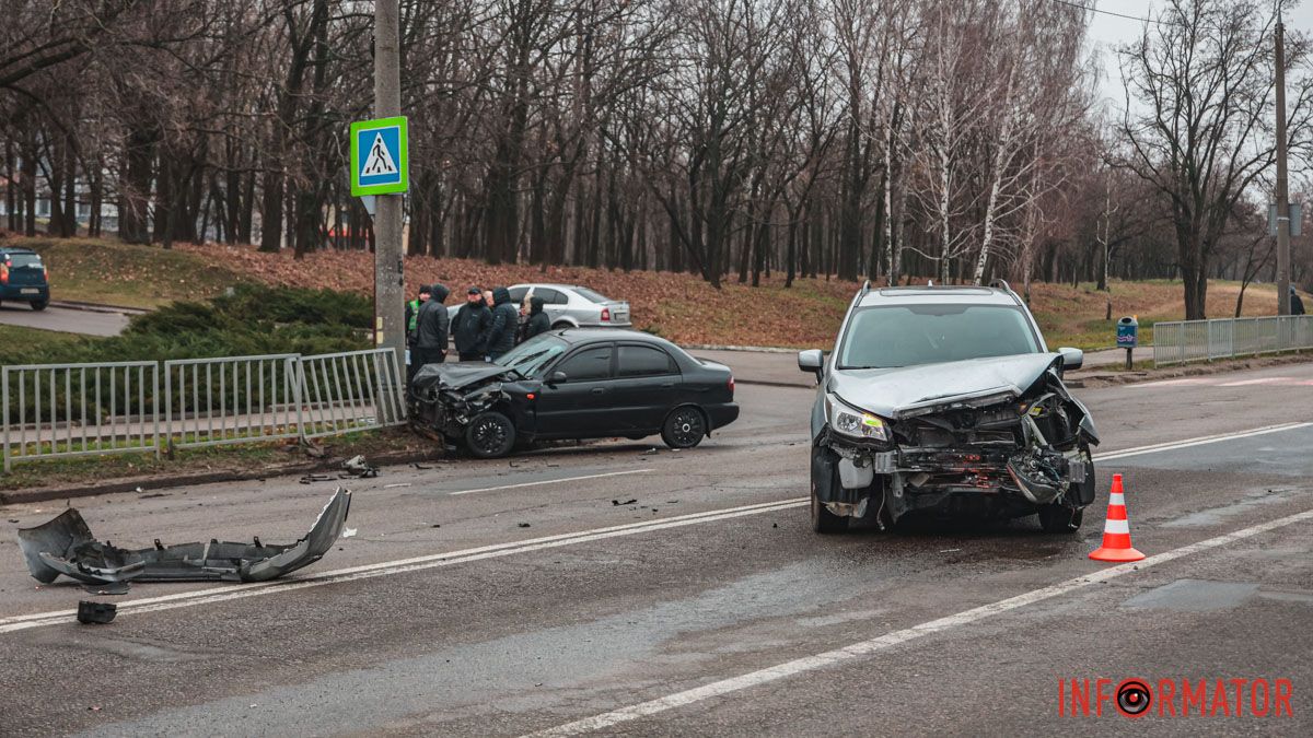 У Дніпрі на Космічній Daewoo зіткнувся з Subaru та влетів у стовп: зайняті дві смуги, постраждав водій