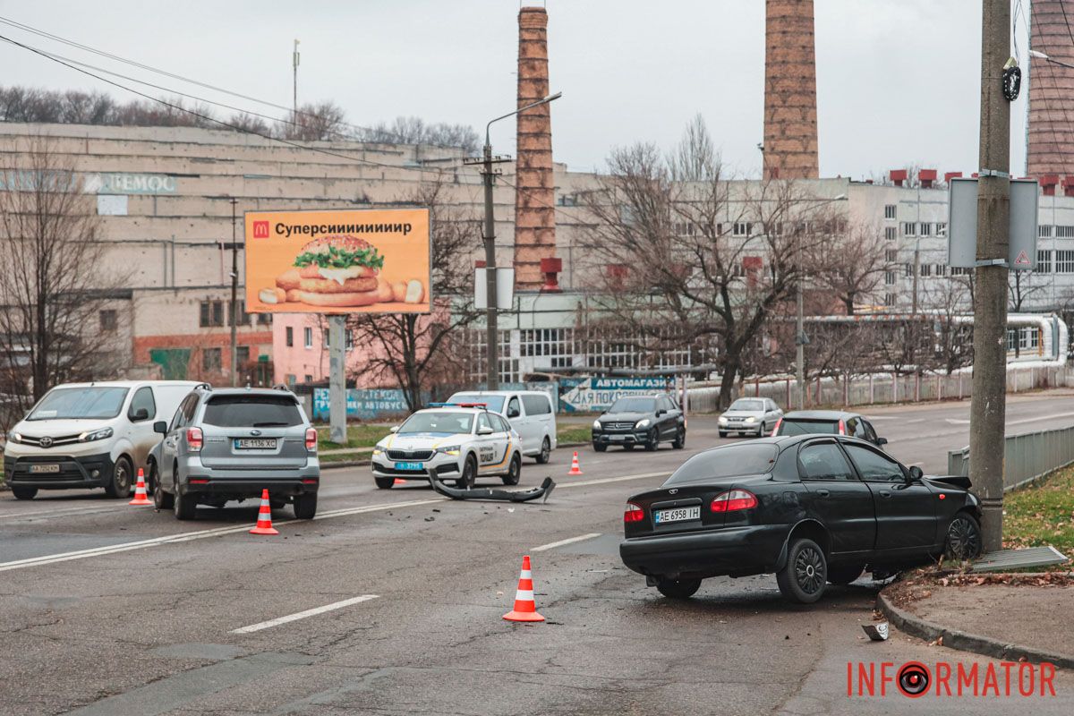 Тут дорогу не поділили Daewoo та Subaru У Дніпрі на Космічній Daewoo зіткнувся з Subaru та влетів у стовп: зайняті дві смуги, постраждав водій 2