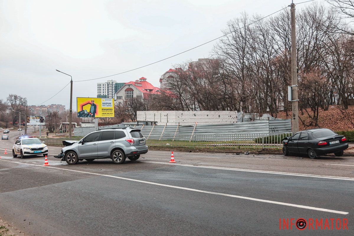 У пʼятницю, 3 січня, у Дніпрі на вулиці Космічній сталася аварія У Дніпрі на Космічній Daewoo зіткнувся з Subaru та влетів у стовп: зайняті дві смуги, постраждав водій 1