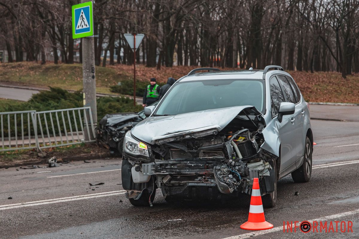 Постраждалого водія Daewoo забрала «швидка» У Дніпрі на Космічній Daewoo зіткнувся з Subaru та влетів у стовп: зайняті дві смуги, постраждав водій 3
