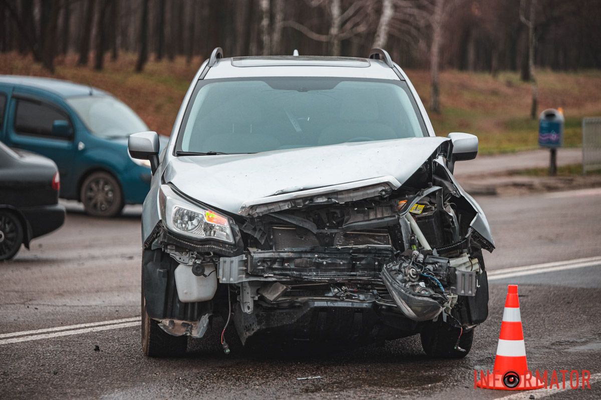 Попередньо, водій Daewoo рухався у напрямку Набережної перемоги У Дніпрі на Космічній Daewoo зіткнувся з Subaru та влетів у стовп: зайняті дві смуги, постраждав водій 4