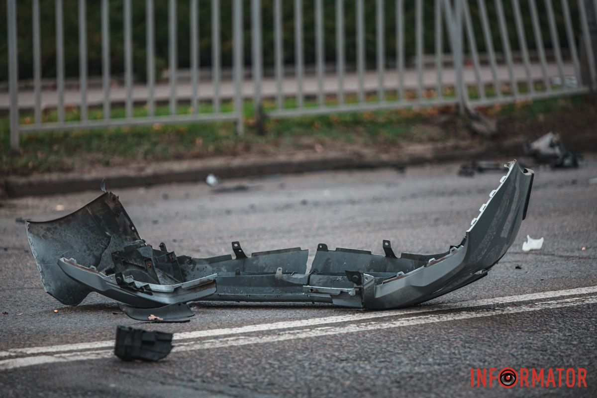 У цей момент водійка Subaru хотіла повернути у напрямку прилеглої території У Дніпрі на Космічній Daewoo зіткнувся з Subaru та влетів у стовп: зайняті дві смуги, постраждав водій 5