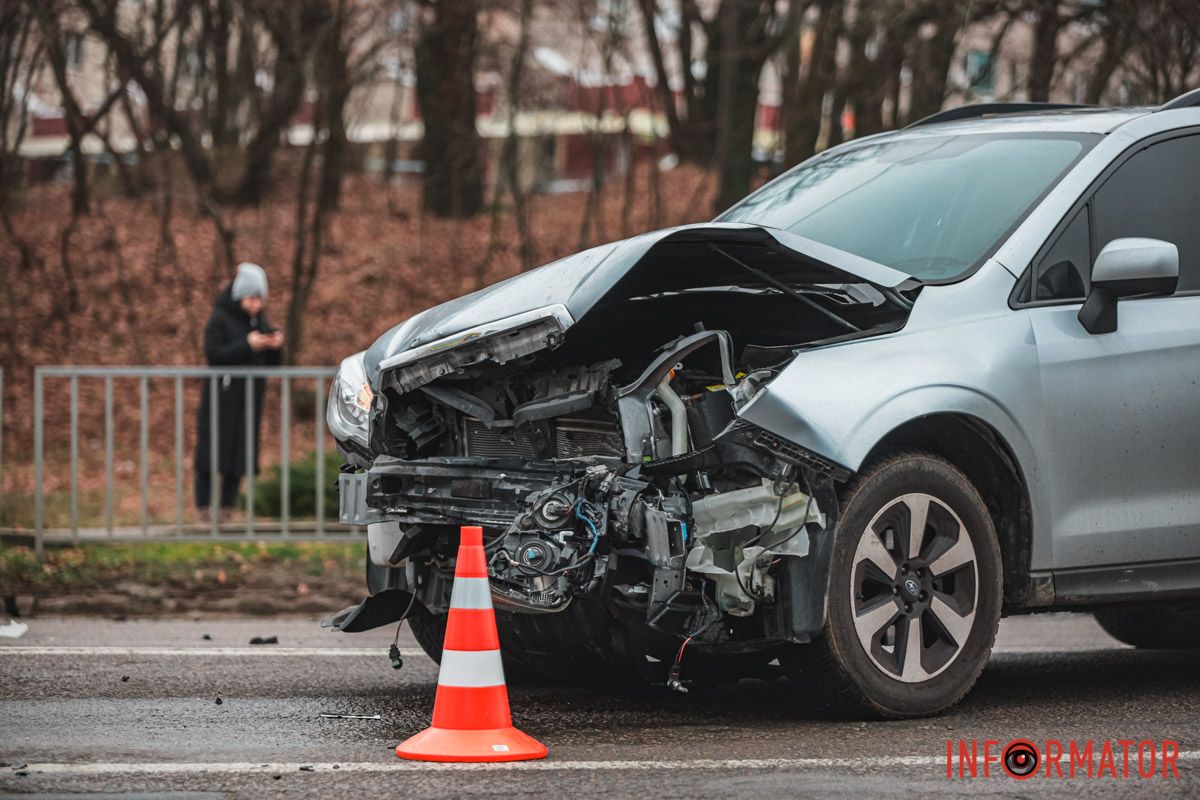 Машину доведеться забирати евакуатором У Дніпрі на Космічній Daewoo зіткнувся з Subaru та влетів у стовп: зайняті дві смуги, постраждав водій 13