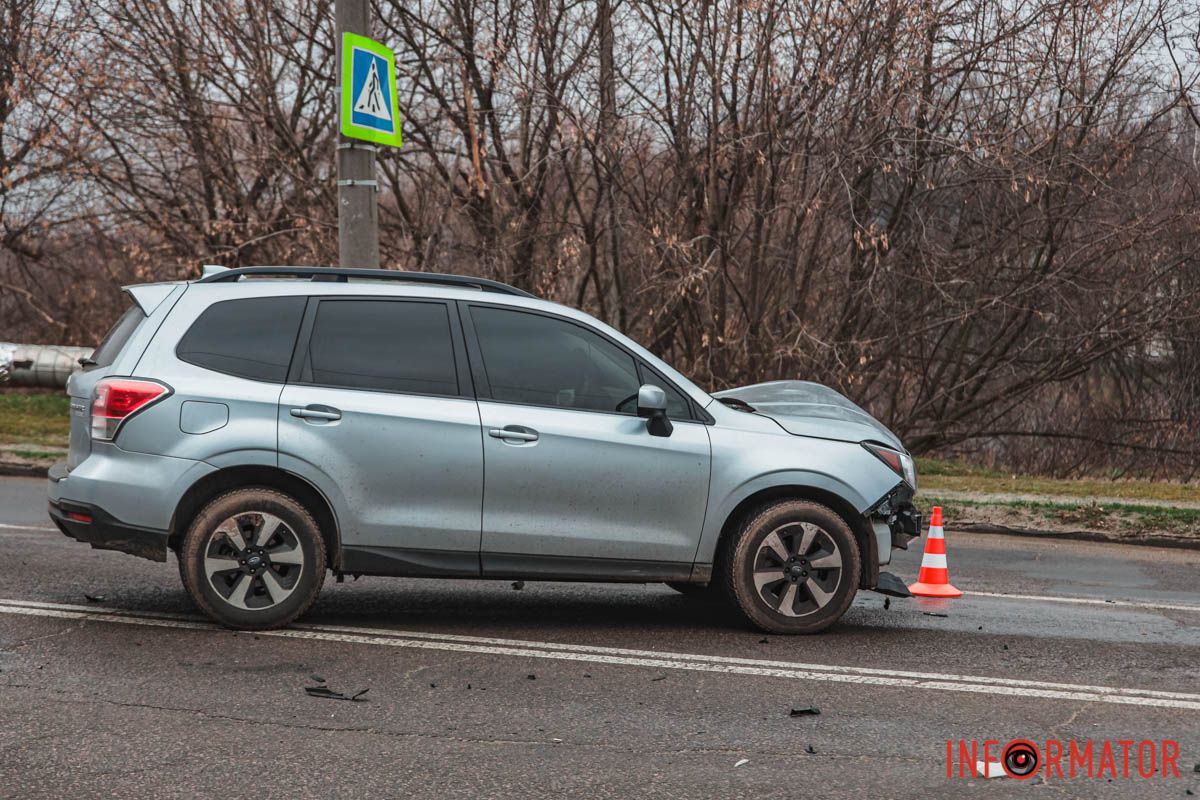 Ймовірно, вона не надала перевагу у русі водію Daewoo і сталася ДТП У Дніпрі на Космічній Daewoo зіткнувся з Subaru та влетів у стовп: зайняті дві смуги, постраждав водій 6