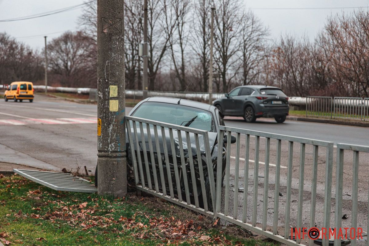Від удару остання автівка влетіла в паркан та стовп У Дніпрі на Космічній Daewoo зіткнувся з Subaru та влетів у стовп: зайняті дві смуги, постраждав водій 7